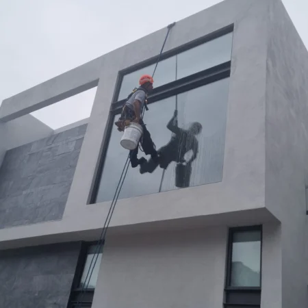 Lavado de ventanas de altura.